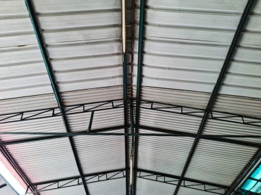 Sanayi tipi bir binanın çatısı olarak kullanılan demir yapının portresi