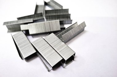 Paslanmaz çelik zımbalar beyaz arkaplanda izole edilmiş.