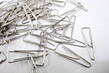 Beyaz arkaplanda bir sürü ataç izole edilmiş.