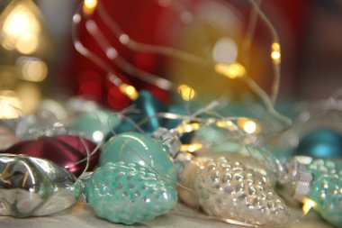 Tatilde Noel süsleri. Yeni yıl oyuncakları. Beyaz, kırmızı ve altın. Merhaba kış. Noel havası. Noel ışıkları. Gümüş ve turkuaz..