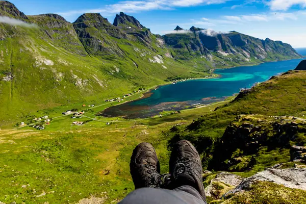 Ön planda, Vollanstinden 'in Lofoten Norveç' teki tepesinden nefes kesici manzaralı bir yürüyüş ayakkabısı nefes kesici bir zemin sağlıyor.
