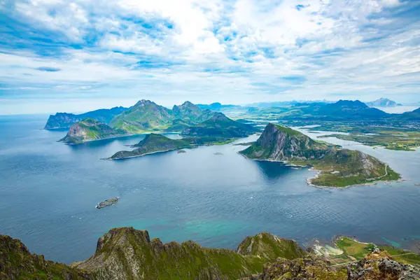 Norveç, Lofoten 'deki Stornapstinden' den çarpıcı bir manzara, dramatik fiyortlar ve dağlarla parçalı bulutlu gökyüzünün altında uzanıyor..