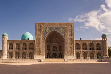 Tilya Kori Madrasah, Registan Meydanı 'nda pırıl pırıl parlıyor. Altın detayları Özbek gökyüzünün altında göz kamaştırıyor.