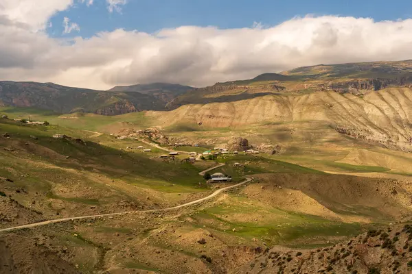 Quba ve Xinaliq, Azerbaycan arasındaki engebeli dağların sakin manzarası. Bölgenin el değmemiş vahşi doğası, uzak ve el değmemiş güzelliğini vurguluyor..