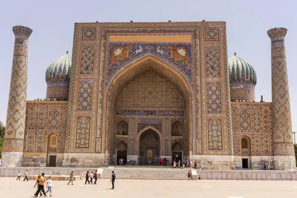 Ziyaretçiler Özbekistan 'ın Semerkand sembolik Bölgesi Meydanı' nda toplandılar. Tarihi medrese ve canlı atmosfer, yüzyıllardır süregelen kültür ve geleneği yansıtıyor.