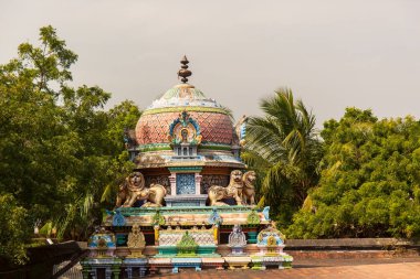 Geleneksel Hint sanatını kutlayan karmaşık tasarımlar, heykeller ve canlı renkler sergileyen bir Güney Hindistan tapınağının renkli gopuramı..
