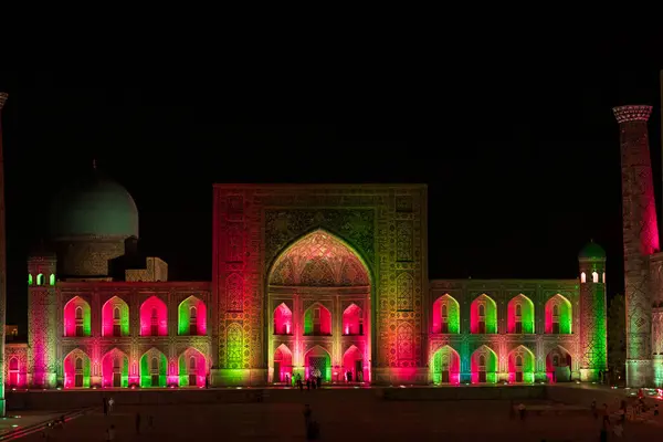 Registan Meydanı 'nın göz kamaştırıcı gece manzarası