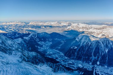 Uçsuz bucaksız dağlar ve aşağıdaki vadi güneşli bir kış gününde Chamonix 'in izleme platformundan görülmektedir..