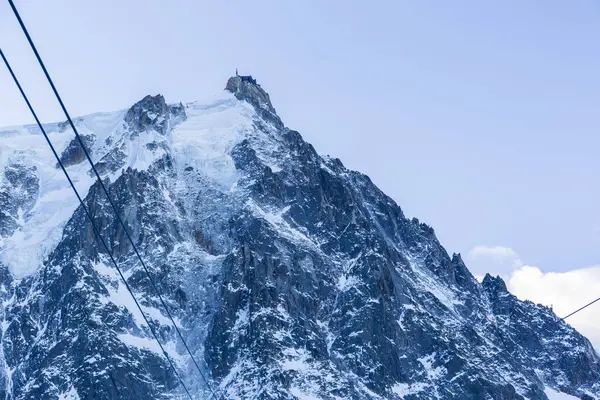 Chamonix 'deki teleferiğin içinden dağların üstündeki platformu ve engebeli arazide akan buzulları görüyoruz..