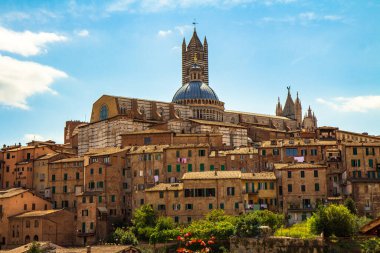 Güneşli bir günde Siena Katedrali 'nin kubbesiyle Siena' nın eski kasabasının manzarası muhteşem mimarisini gözler önüne seriyor..
