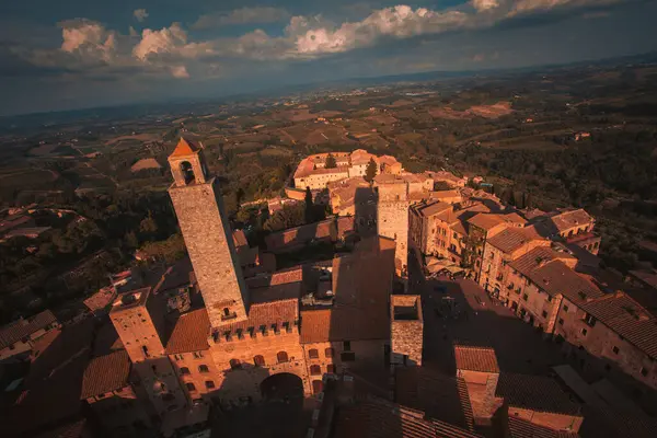 San Gimignano 'dan Torre Grossa' nın manzara manzarası ötesindeki engin manzarayı ve aşağıdaki büyüleyici eski kasabayı gösteriyor..