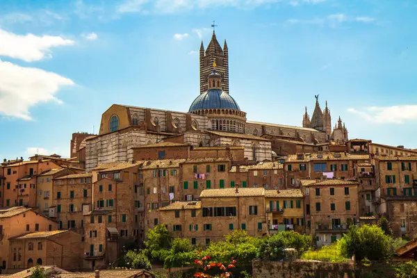 Güneşli bir günde Siena Katedrali 'nin kubbesiyle Siena' nın eski kasabasının manzarası muhteşem mimarisini gözler önüne seriyor..