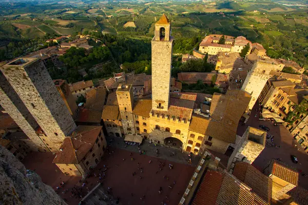 San Gimignano 'daki Piazza del Duomo' nun çarpıcı kuş bakışı manzarası şehrin ortaçağ mimarisini gözler önüne seriyor.