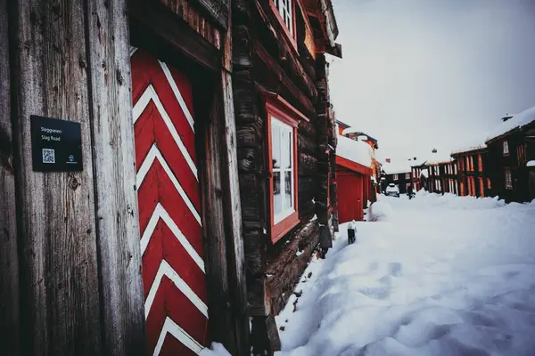 Norveç, Tromso 'da açık bir kış gecesinde anne ve bebek kuzey ışıklarına hayrandır. Gökyüzünde Aurora görünür..