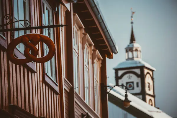 Norveç, Tromso 'da açık bir kış gecesinde anne ve bebek kuzey ışıklarına hayrandır. Gökyüzünde Aurora görünür..