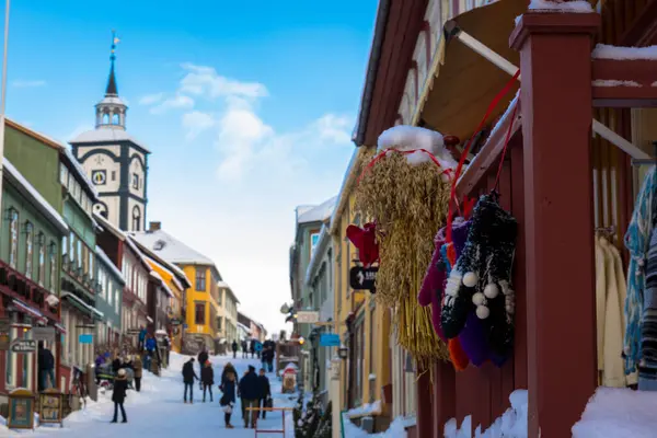 Norveç, Tromso 'da açık bir kış gecesinde anne ve bebek kuzey ışıklarına hayrandır. Gökyüzünde Aurora görünür..
