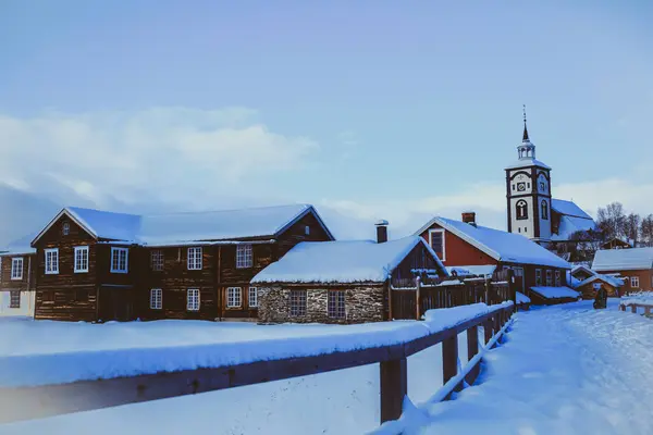 Norveç, Tromso 'da açık bir kış gecesinde anne ve bebek kuzey ışıklarına hayrandır. Gökyüzünde Aurora görünür..
