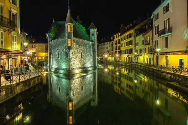 Le Palais in Annecy 'deki Pont Perrire Köprüsü' nün gündüz fotoğrafı. İnsanlar Le Thiou Nehri ve köprüsünde geziniyor..