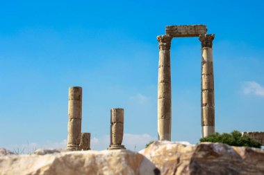 Ürdün, Amman 'daki antik Roma Forumu' nun görkemli sütunları, açık mavi gökyüzünün altında, yüzyılların tarihini gözler önüne seriyor..