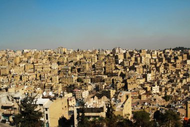 Umman, Jordan 'ın güneşli bir günde Roma Forumu' ndan antik harabeleri modern kentsel yaşamla harmanlayan çarpıcı bir manzarası..