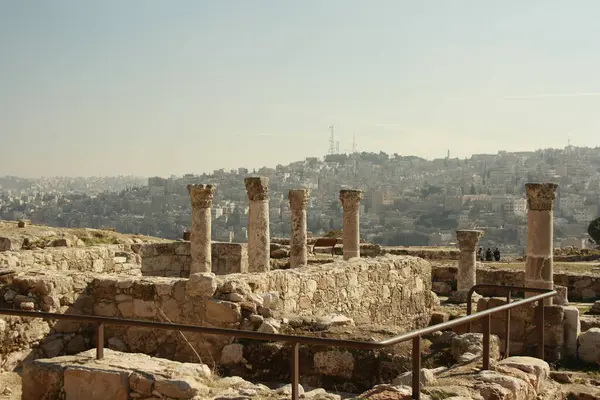 Antik Roma sütunları, Ürdün 'ün hareketli şehir manzarasına karşı dimdik ayakta duruyor. Tarih ve modernlik arasında çarpıcı bir zıtlık sergiliyorlar..