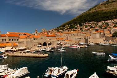 Dubrovnik 'in güzel limanı, Adriyatik Denizi' nin zümrüt sularında dinlenen kırmızı çatıları ve tekneleriyle güneşin altında parlıyor..
