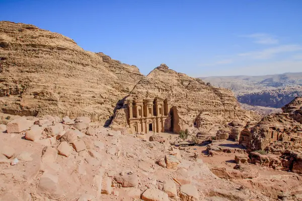 Ürdün 'deki Büyük Petra Manastırı engebeli bir dağın tepesinde duruyor. 800 adımdan sonra nefes kesici bir ödül..