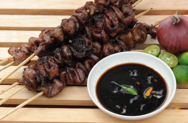Adobong Palakang Bukid geleneksel bir Filipinli yemeğidir ve klasik adobo tarzında pişirilmiş çiftlik kurbağaları (palakang bukid) içerir..