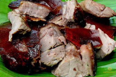 Adobong Palakang Bukid geleneksel bir Filipinli yemeğidir ve klasik adobo tarzında pişirilmiş çiftlik kurbağaları (palakang bukid) içerir..