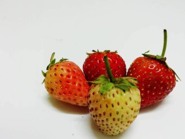 Beyaz arka planda taze çilekler