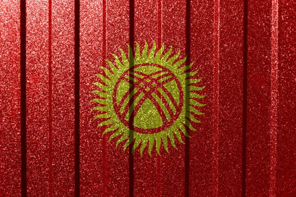 金属墙上有吉尔吉斯斯坦的纹理国旗 色彩斑斓的带有线条的自然抽象几何背景 — 图库照片