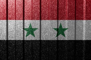 Metal duvarda Suriye bayrağı var. Çizgileri olan renkli doğal soyut geometrik arkaplan.