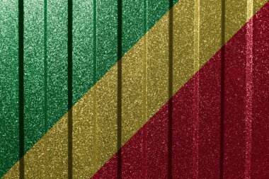 Metal duvarda Kongo Cumhuriyeti 'nin desenli bayrağı. Çizgileri olan renkli doğal soyut geometrik arkaplan.