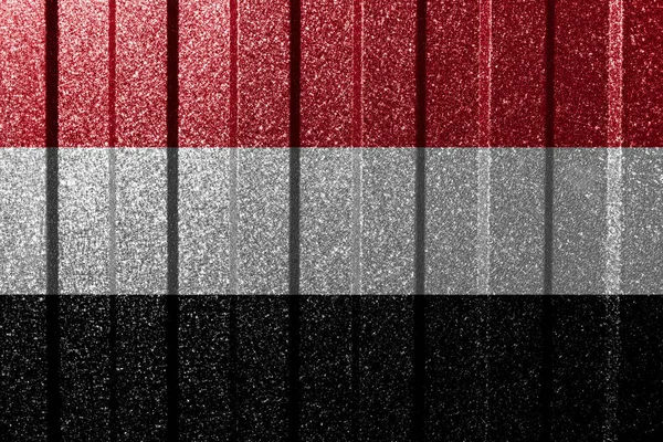 Metal Duvardaki Yemen Bayrağı Çizgileri Olan Renkli Doğal Soyut Geometrik — Stok fotoğraf