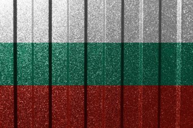 Metal duvarda Bulgaristan 'ın desenli bayrağı. Çizgileri olan renkli doğal soyut geometrik arkaplan.