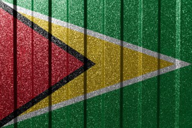 Metal duvarda Guyana 'nın desenli bayrağı. Çizgileri olan renkli doğal soyut geometrik arkaplan.
