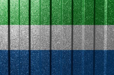 Metal duvarda Sierra Leone 'nin desenli bayrağı. Çizgileri olan renkli doğal soyut geometrik arkaplan.