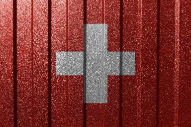 Metal duvarda İsviçre bayrağı var. Çizgileri olan renkli doğal soyut geometrik arkaplan.