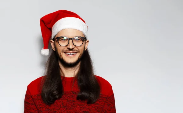 Studio Portrét Mladého Usmívajícího Muže Dlouhými Vlasy Brýlemi Nosit Vánoční — Stock fotografie