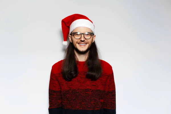 Uzun Saçlı Noel Kırmızı Kazaklı Beyaz Arka Planda Noel Baba — Stok fotoğraf