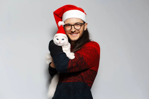 Studio Portrét Mladého Usmívajícího Muže Červeném Svetru Objímají Bílou Kočku — Stock fotografie
