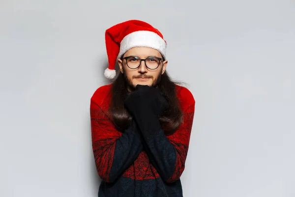 Kırmızı Süveter Beyaz Arka Planda Noel Baba Şapkası Giyen Üşümüş — Stok fotoğraf