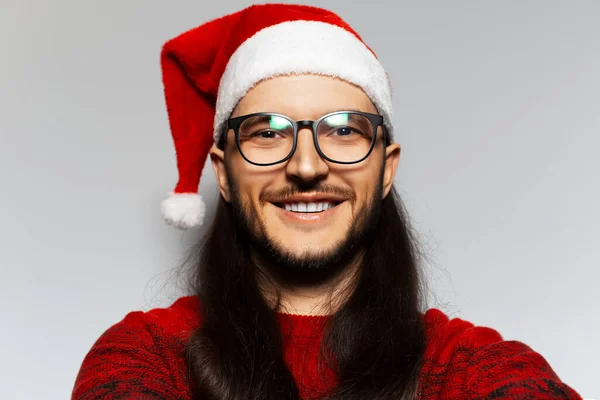 Uzun Saçlı Gözlüklü Kırmızı Noel Süveteri Giyen Beyaz Arka Planda — Stok fotoğraf