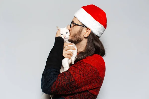 Estudio Retrato Hombre Joven Jersey Rojo Navidad Besos Abrazos Gato — Foto de Stock