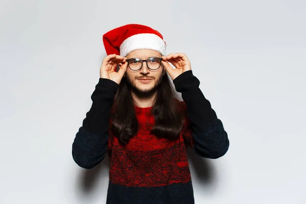 Uzun Saçlı Gözlüklü Dokunaklı Gözlüklü Kırmızı Noel Süveteri Beyaz Arka — Stok fotoğraf