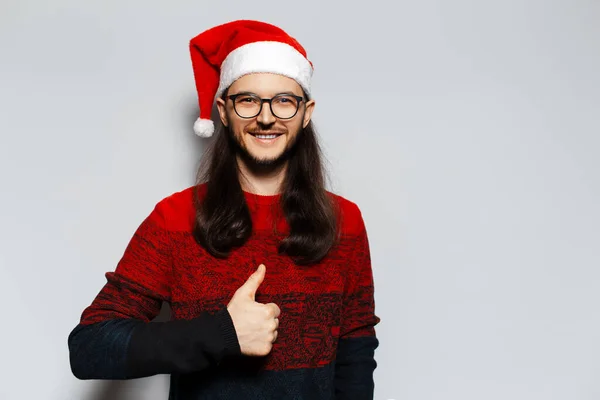 Uzun Saçlı Gözlüklü Kırmızı Noel Süveteri Beyaz Arka Planda Noel — Stok fotoğraf