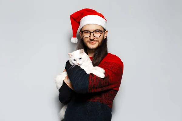 Stüdyoda Gülümseyen Adamın Portresi Kırmızı Noel Süveteri Giyiyor Beyaz Bir — Stok fotoğraf