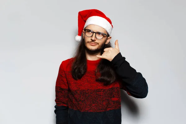 Uzun Saçlı Gözlüklü Telefonla Jest Yapan Kırmızı Noel Süveteri Beyaz — Stok fotoğraf
