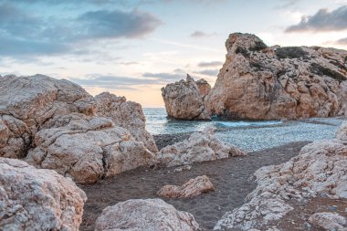 Günbatımında Akdeniz 'in arka planında Afrodit kayalarının doğal manzarası. Kıbrıs Sahili.