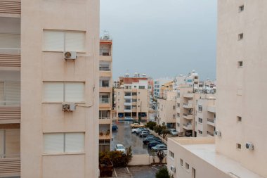 Kıbrıs Rum Kesimi 'nin Larnaka kentindeki eski konut manzarası. Kış zamanı.